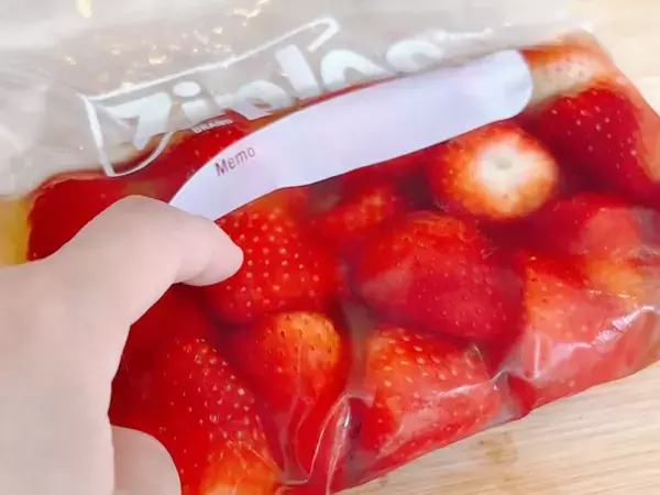 イチゴをジッパー袋に入れて？　冷凍なのにカチカチにならない方法に「まるでスイーツ！」