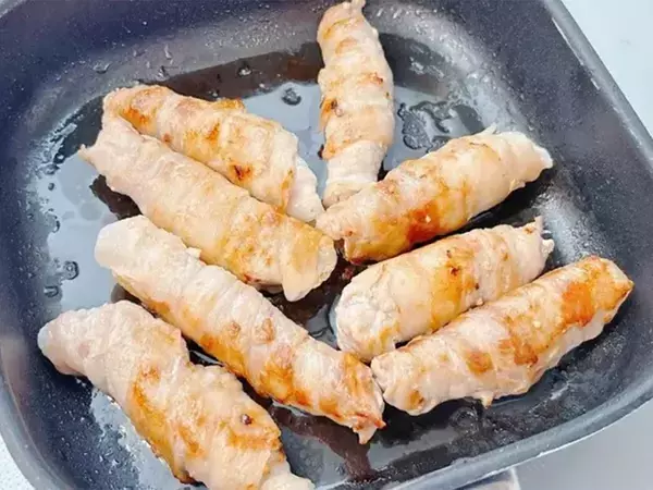 「これが本当の生姜焼き！」と夫が感動　豚バラでくるくる巻いた「食材」は？