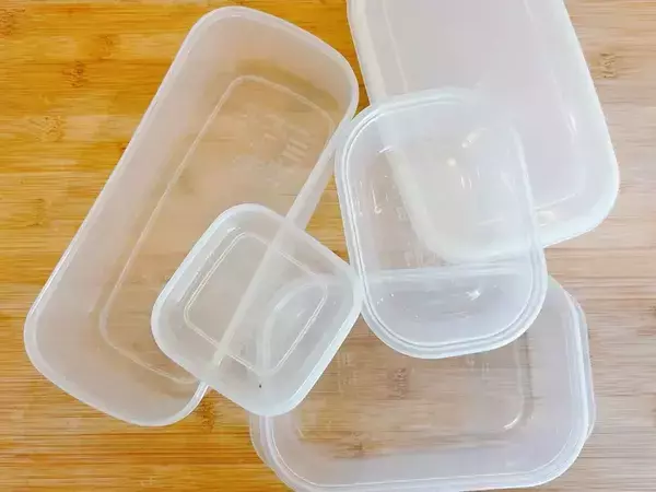 使い古したタッパーで解決！　冷蔵庫が片づく活用法に「捨てなくてよかった」