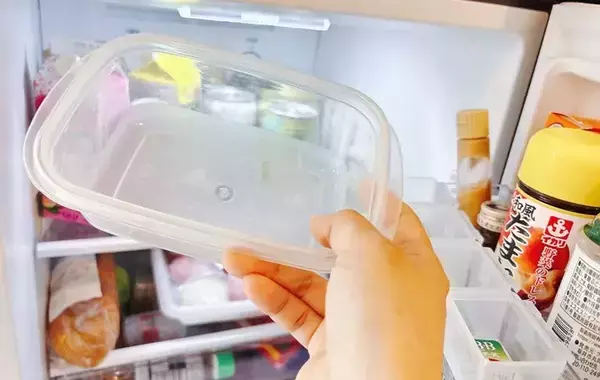 使い古したタッパーで解決！　冷蔵庫が片づく活用法に「捨てなくてよかった」