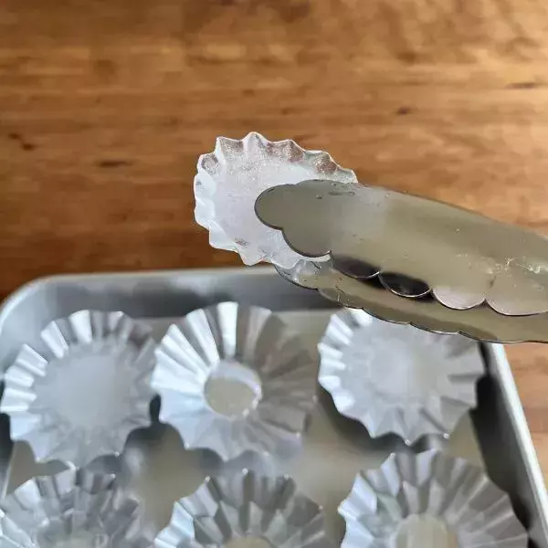 『お湯を入れて40分』　冷凍庫で冷やすと？裏技に「知らなかった」「早速試します」