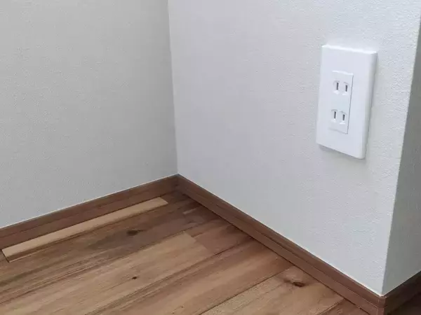 壁紙の黒ずみは『お湯』で拭いて！　建材メーカーの掃除術に「知らなかった」【掃除テク4選】