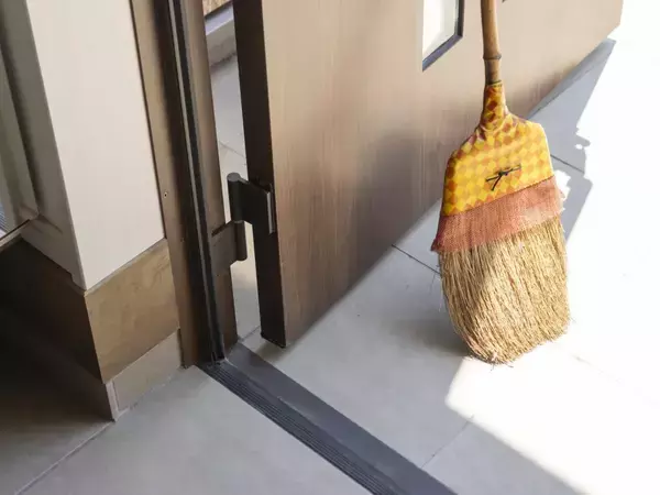 特別な道具を使わないエアコン掃除術　ウタマロと100均アイテムの活用法に「はかどりそう」【時短掃除4選】