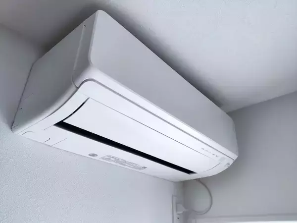 特別な道具を使わないエアコン掃除術　ウタマロと100均アイテムの活用法に「はかどりそう」【時短掃除4選】