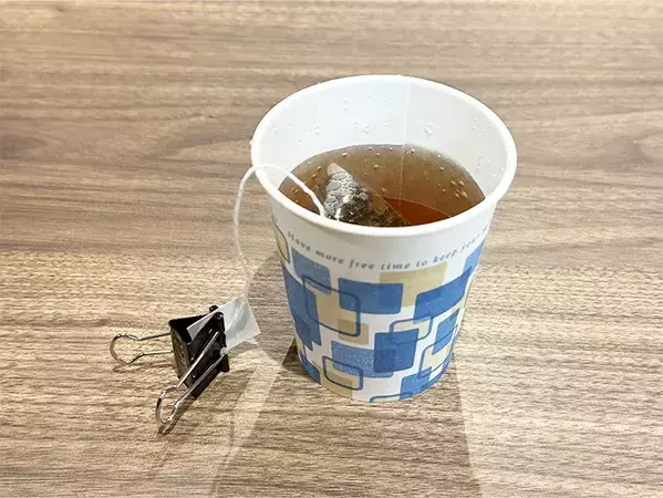 紙コップに持ち手のタグが落ちないようにする方法2選！　実際に試してみると？　「早く知りたかった」