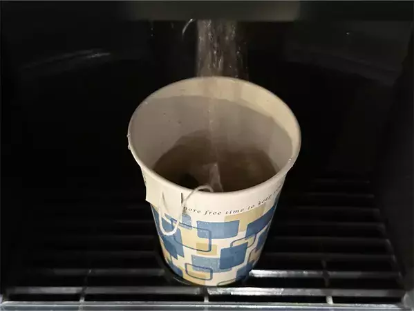 紙コップに持ち手のタグが落ちないようにする方法2選！　実際に試してみると？　「早く知りたかった」