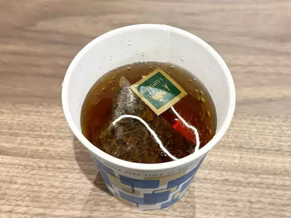 紙コップに持ち手のタグが落ちないようにする方法2選！　実際に試してみると？　「早く知りたかった」