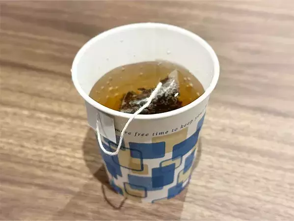 紙コップに持ち手のタグが落ちないようにする方法2選！　実際に試してみると？　「早く知りたかった」