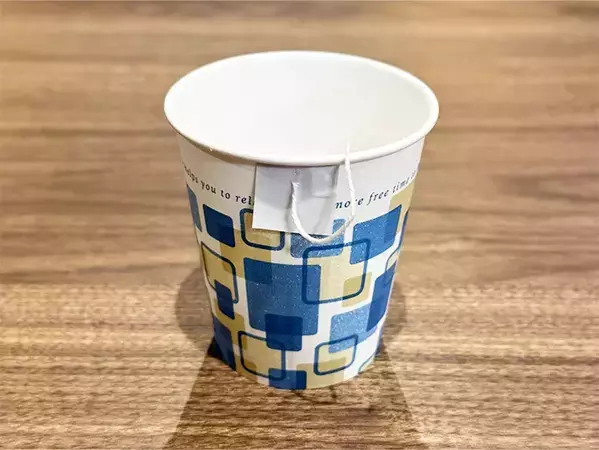 紙コップに持ち手のタグが落ちないようにする方法2選！　実際に試してみると？　「早く知りたかった」