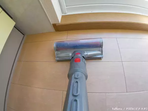 ヘッドにびっしり絡んだ髪の毛…　メーカーに聞いた正しいメンテナンスは？【掃除機】