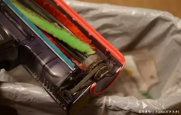 ヘッドにびっしり絡んだ髪の毛…　メーカーに聞いた正しいメンテナンスは？【掃除機】