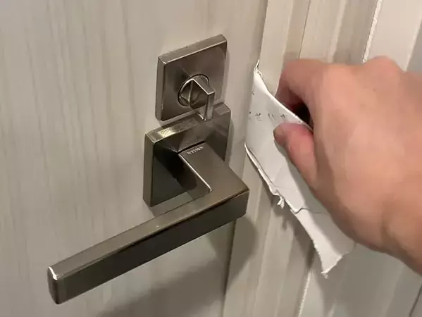 トイレットペーパーの芯、捨てないで！　部屋に閉じ込められても『5秒』で脱出できる活用方法【災害対策】