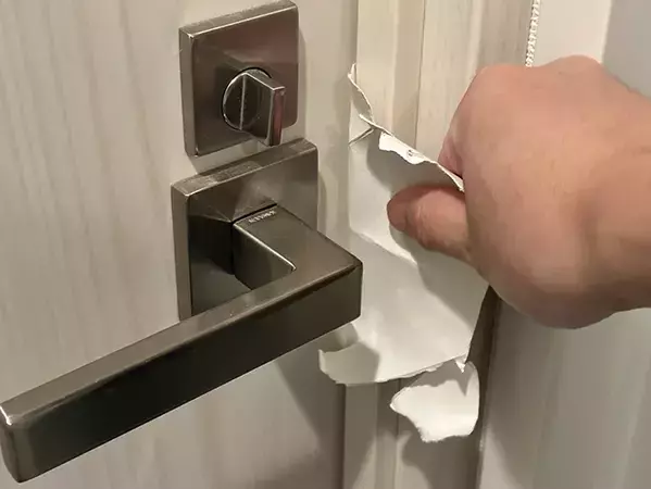 トイレットペーパーの芯、捨てないで！　部屋に閉じ込められても『5秒』で脱出できる活用方法【災害対策】