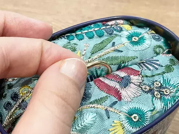 100均のメラミンスポンジとお菓子缶で？　10分でできるDIYに「いっぱい作りたくなる」