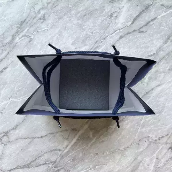 ひもを向かい側の穴に通すと？　紙袋の裏技に「感動！」「目からウロコ」