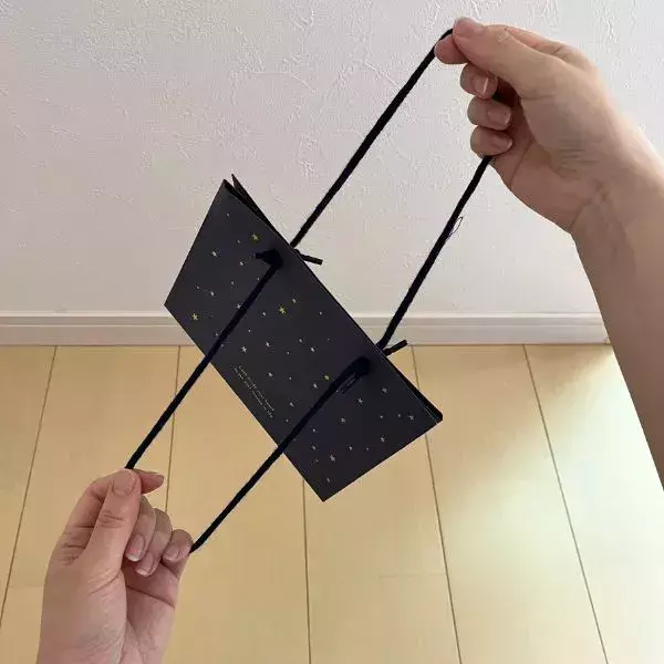 ひもを向かい側の穴に通すと？　紙袋の裏技に「感動！」「目からウロコ」