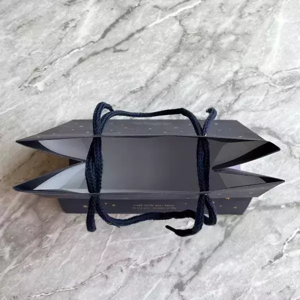 ひもを向かい側の穴に通すと？　紙袋の裏技に「感動！」「目からウロコ」