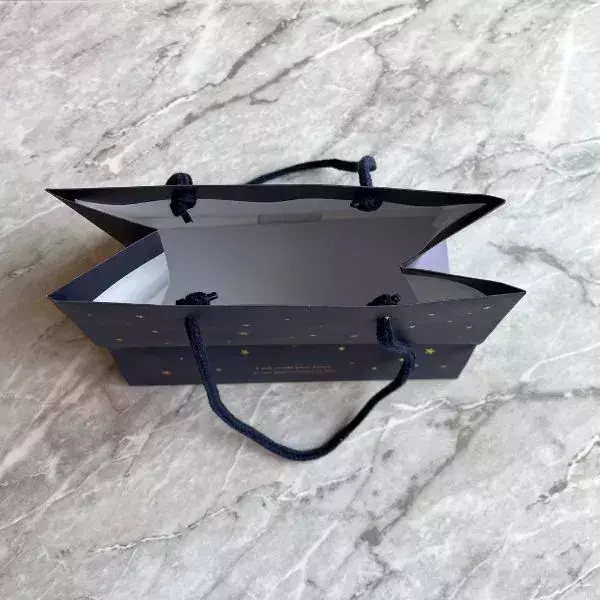 ひもを向かい側の穴に通すと？　紙袋の裏技に「感動！」「目からウロコ」