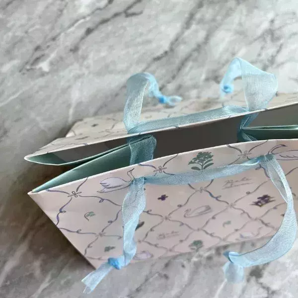 ひもを向かい側の穴に通すと？　紙袋の裏技に「感動！」「目からウロコ」