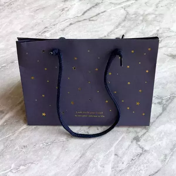 ひもを向かい側の穴に通すと？　紙袋の裏技に「感動！」「目からウロコ」