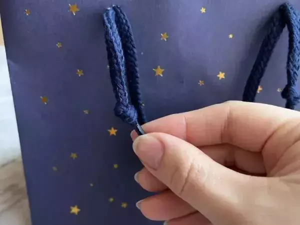 ひもを向かい側の穴に通すと？　紙袋の裏技に「感動！」「目からウロコ」