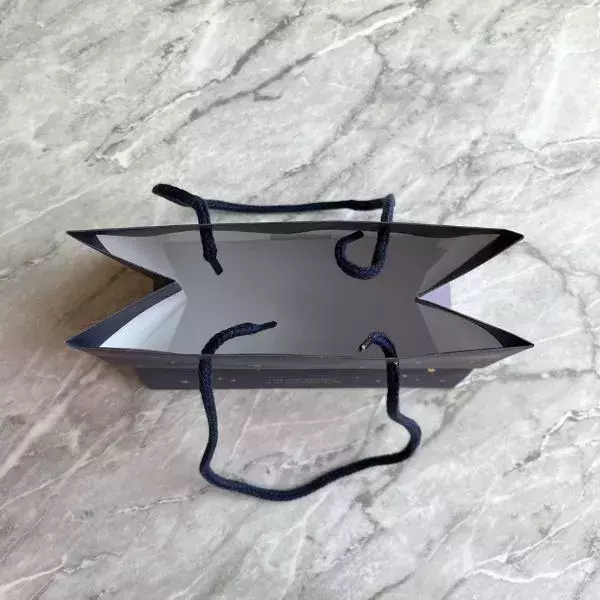 ひもを向かい側の穴に通すと？　紙袋の裏技に「感動！」「目からウロコ」