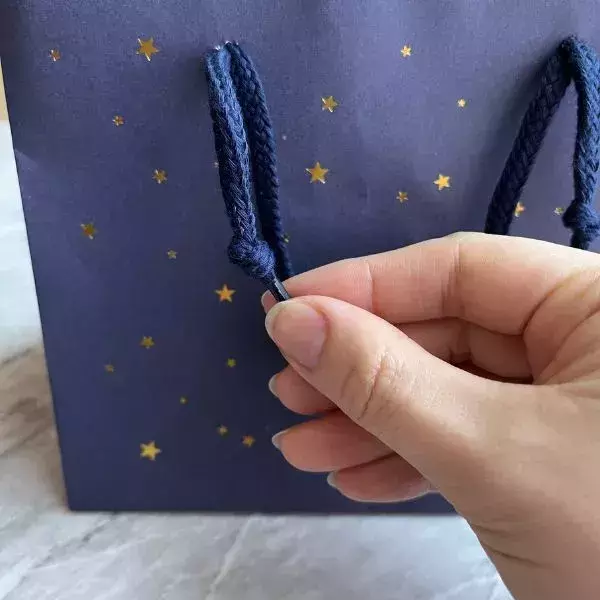 ひもを向かい側の穴に通すと？　紙袋の裏技に「感動！」「目からウロコ」