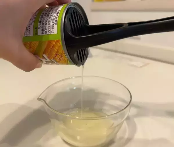 セリアのミニマッシャーを『コーン缶』に押し当てると？　意外な活用法に「真似します！」