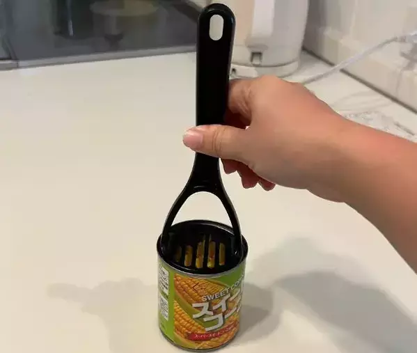 セリアのミニマッシャーを『コーン缶』に押し当てると？　意外な活用法に「真似します！」