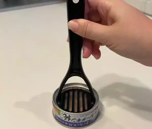 セリアのミニマッシャーを『コーン缶』に押し当てると？　意外な活用法に「真似します！」