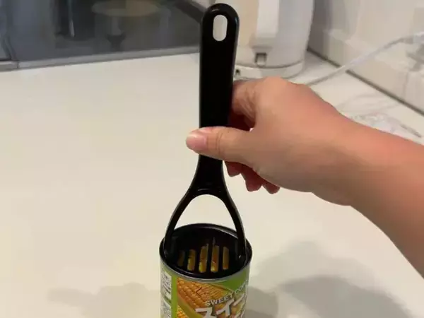 セリアのミニマッシャーを『コーン缶』に押し当てると？　意外な活用法に「真似します！」