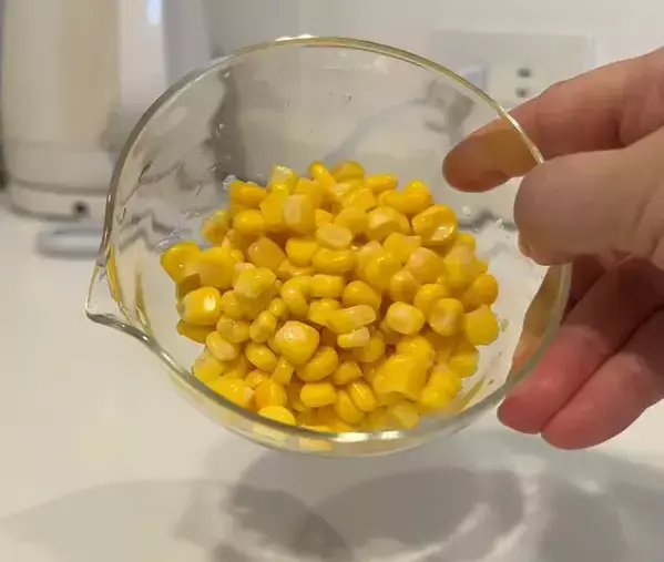 セリアのミニマッシャーを『コーン缶』に押し当てると？　意外な活用法に「真似します！」