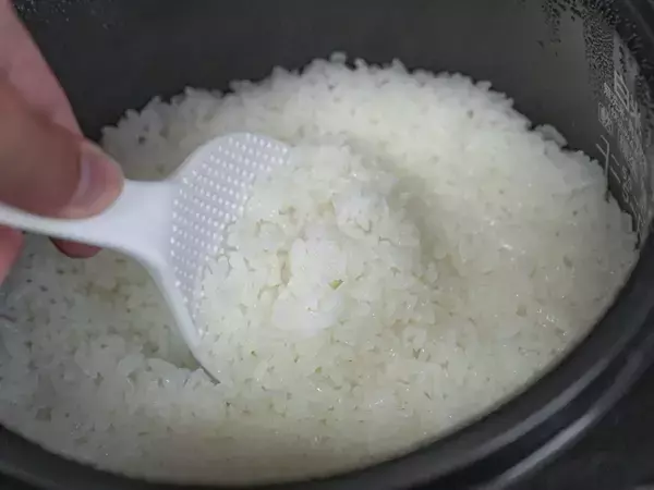 炊飯後に『15分』蒸らして！　米のツヤが変わる一手間に「絶対やる」「マジかよ」【炊飯テク4選】