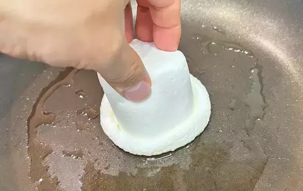 マシュマロをフライパンに押しつけて…　できた簡単おやつに「いつもと違う！」「子供が喜びそう」