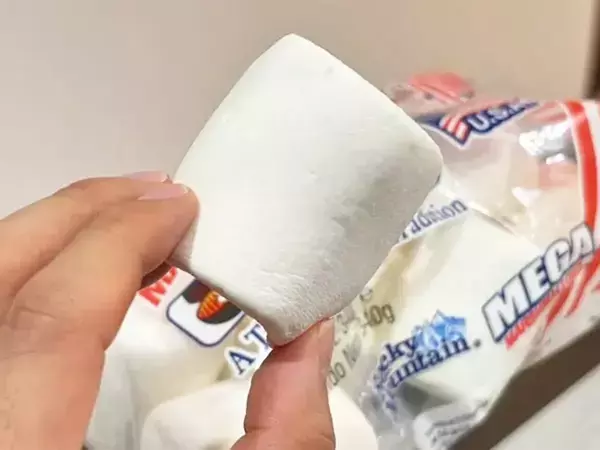 マシュマロをフライパンに押しつけて…　できた簡単おやつに「いつもと違う！」「子供が喜びそう」