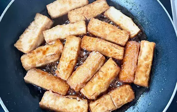 【夫が絶賛】チキン南蛮なのに鶏肉はゼロ！　厚揚げで作る節約おかずに夫が「ボリューム満点」「食べ応えある」