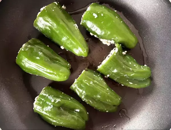 ピーマンと豆腐をフライパンで…　できた簡単おかずに「無言でパクパク」「夫が絶賛」