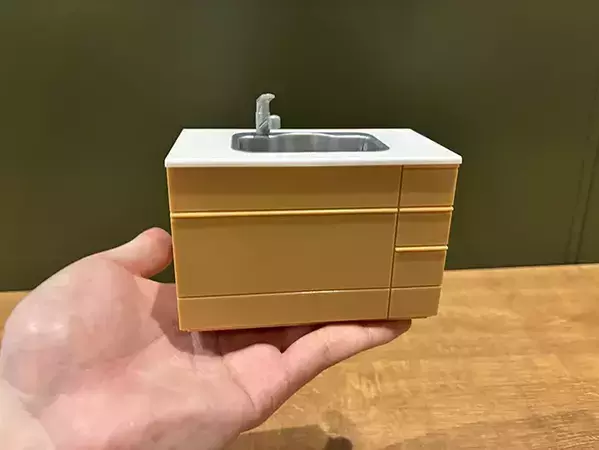 100均で買った『キッチンシンク』　会社員のデスク周りが快適になる意外な活用方法【3選】