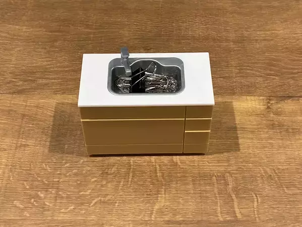 100均で買った『キッチンシンク』　会社員のデスク周りが快適になる意外な活用方法【3選】