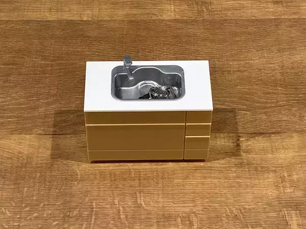 100均で買った『キッチンシンク』　会社員のデスク周りが快適になる意外な活用方法【3選】