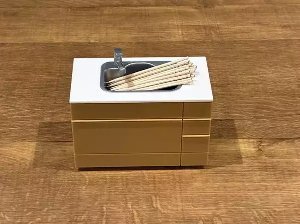 100均で買った『キッチンシンク』　会社員のデスク周りが快適になる意外な活用方法【3選】