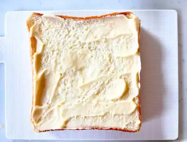 いつものトーストが劇的変化！　のせて焼くだけの絶品レシピに「いつものパンよりいい」