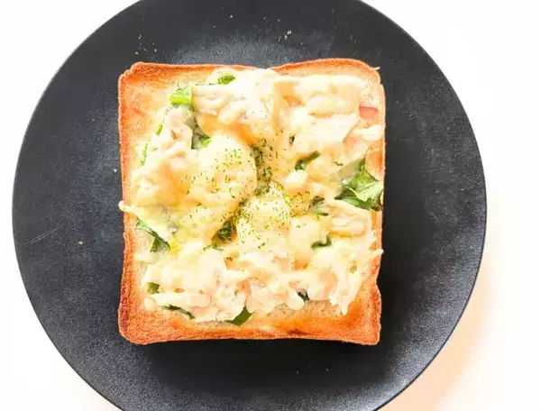 いつものトーストが劇的変化！　のせて焼くだけの絶品レシピに「いつものパンよりいい」