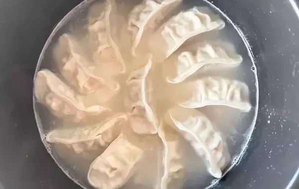 フライパンで焼かないで！冷凍餃子を炊飯器にどーん！新しい食べ方に「え、これって…」