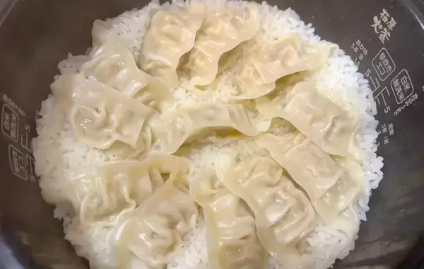 フライパンで焼かないで！冷凍餃子を炊飯器にどーん！新しい食べ方に「え、これって…」