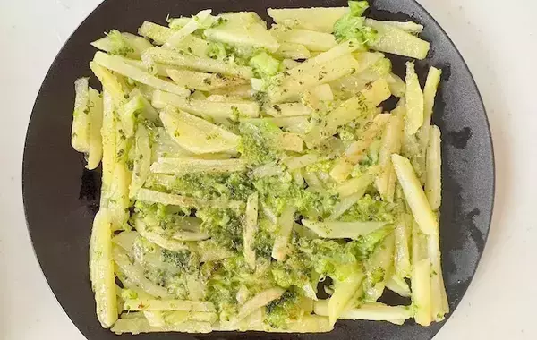 ジャガイモとブロッコリーを混ぜて…　玉子焼き器で作ったものに、子供が「もう一回食べたい」