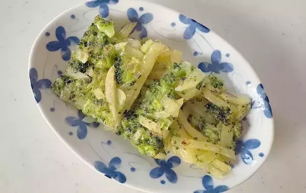 ジャガイモとブロッコリーを混ぜて…　玉子焼き器で作ったものに、子供が「もう一回食べたい」