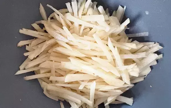 ジャガイモとブロッコリーを混ぜて…　玉子焼き器で作ったものに、子供が「もう一回食べたい」