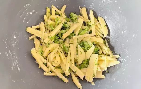 ジャガイモとブロッコリーを混ぜて…　玉子焼き器で作ったものに、子供が「もう一回食べたい」