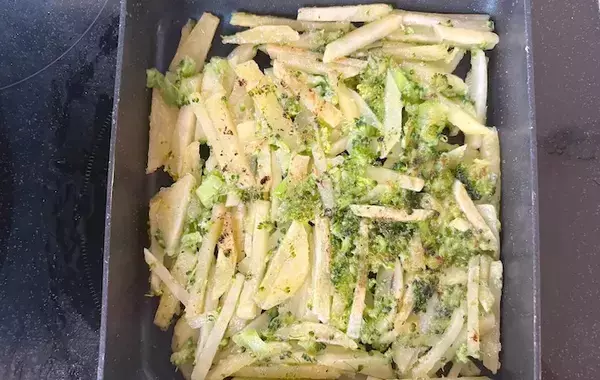 ジャガイモとブロッコリーを混ぜて…　玉子焼き器で作ったものに、子供が「もう一回食べたい」